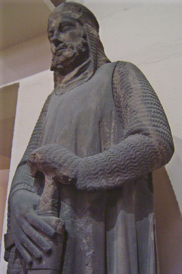 Fig. 19 - Sculpture de chevalier, fin du XIIIe siècle, proviens du massif occidentale de la Cathédrale de Strasbourg, aujourd'hui conservée au Musée de l'Œuvre de Notre Dame, crédit photographique Roel Renmans 