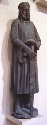 Fig. 18 - Sculpture de chevalier, fin du XIIIe siècle, proviens du massif occidentale de la Cathédrale de Strasbourg, aujourd'hui conservée au Musée de l'Œuvre de Notre Dame, crédit photographique Roel Renmans 