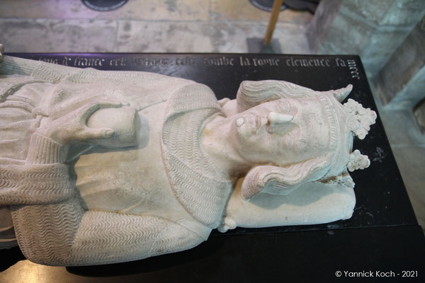 Fig. 20 - Gisant de Charles 1er d'Anjou, mort en 1285, gisant commandé vers 1326 par Clémence de Hongrie, proviens de l'église des Jacobin, aujourd'hui conservé à l'abbaye Cathédrale Saint Denis, crédit photographique Yannick Koch