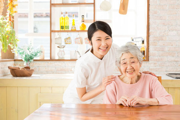 介護士と老いた女性