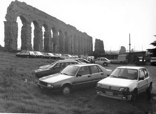 1980 Parcheggio auto campo da calcio sotto l'Acquedotto Claudio