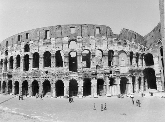 Roma, Aprile 1970 - Parcheggio privato all'interno del Collosseo