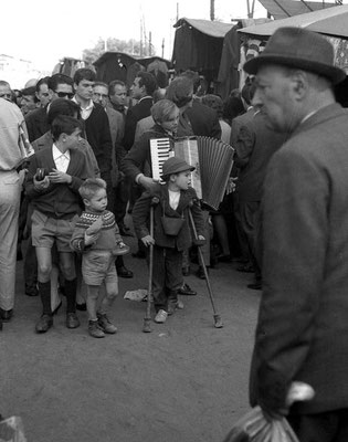 Roma, 1965 - Bambini che chiedono l'elemosina