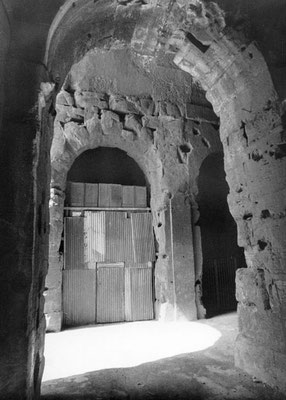 Roma, Aprile 1970 - Parcheggio privato all'interno del Collosseo