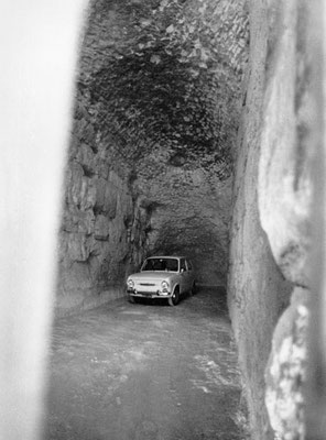 Roma, Aprile 1970 - Parcheggio privato all'interno del Collosseo