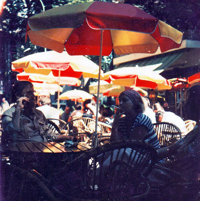 Jan en An Budding met dochter Marjolein op caféterras in Ceret.