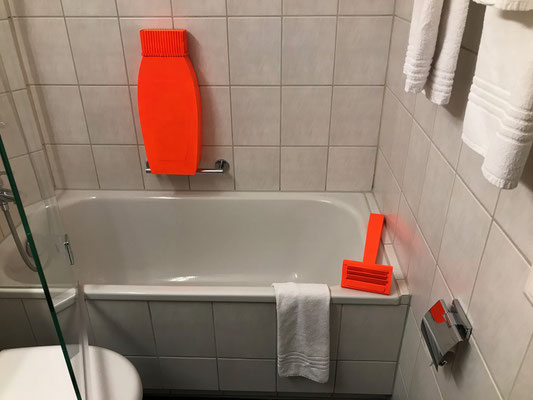 objekte aus der ausstellung heimat im hotel wartmann / karton _ farbe