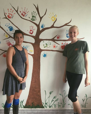 Erfolgreiches Abschlussbild von Hana und mir; ich hoffe die nächste Freiwillige lässt den Baum weiterwachsen!