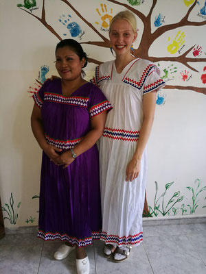 Flor bringt mir eine nahua zum Anprobieren mit, das traditionelle Kleid der Indigenen der Ngobe-Bougle