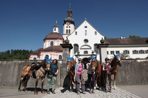 Tagesziel erreicht. Wir schlafen im Kloster und die Pferde gleich in der Nähe.