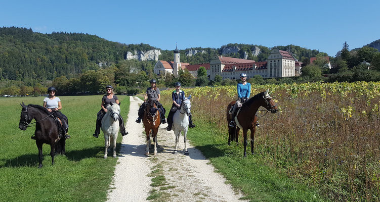 Vor dem Kloster Beuron