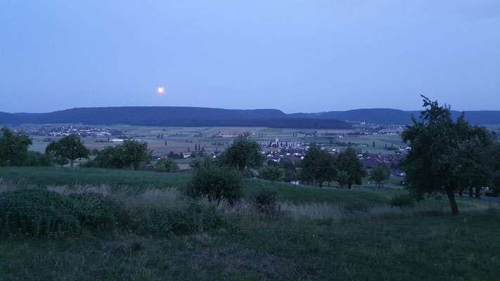 Der Mond taucht das ganze Tal in silbernes Licht
