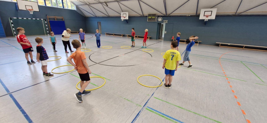 Montags starten wir immer mit lustigen Sportspielen.
