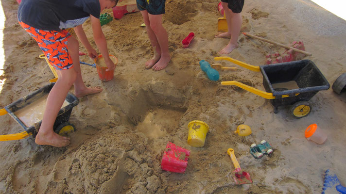Matschen und Buddeln im Sand