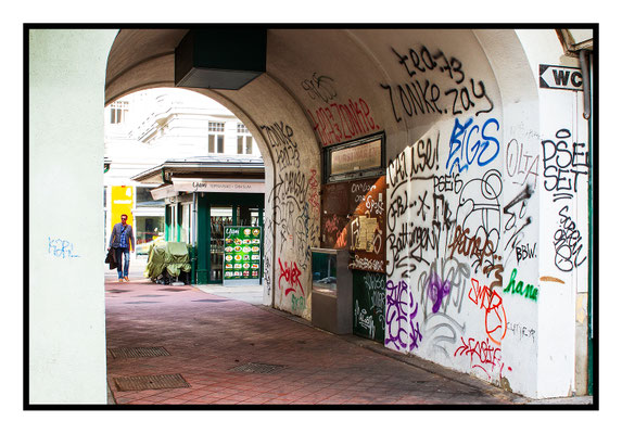 Der Naschmarkt ist ein beliebtes Ziel für Genießer und ein Wahrzeichen der Wiener Kultur,