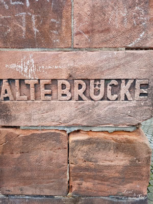 Nicht zu verfehlen: die Alte Brücke über die Saar