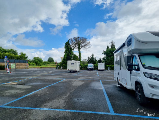 Die blaue Markierung der Parkfläche bedeutet kostenpflichtig