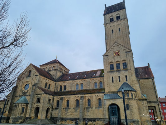 Die Herz-Jesu-Kirche, davor findet Samstags der Wochenmarkt statt