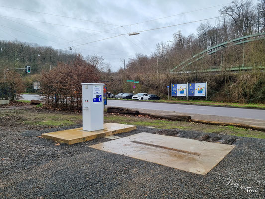 Vor der Straße befindet sich die Ver- und Entsorgungsstation neben der Platzzufahrt