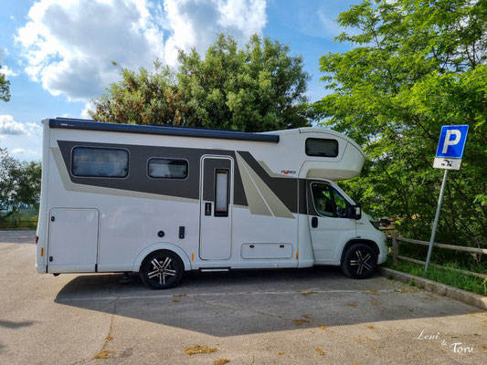 In Chuisi ist der Wohnmobilparkplatz weiß markiert - also kostenfrei