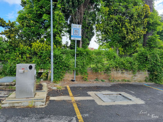 Der Bereich der Entsorgung ist gelb markiert, dort ist Parken verboten
