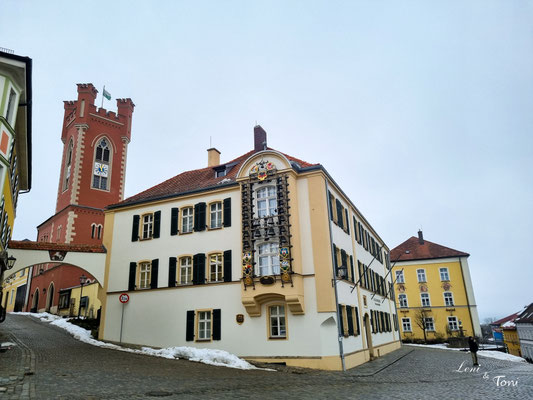 Die Tourist Information und der Stadtturm im Hintergrund