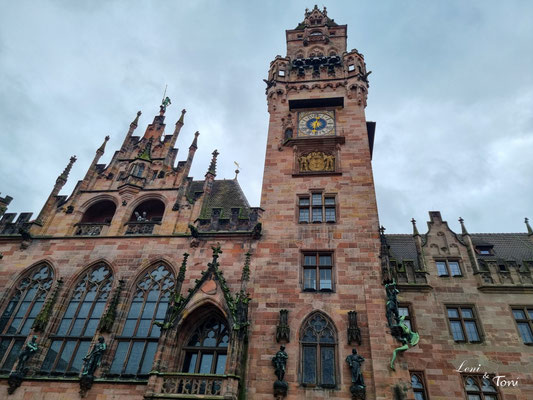 Der Turm des Rathauses ist 54 m hoch