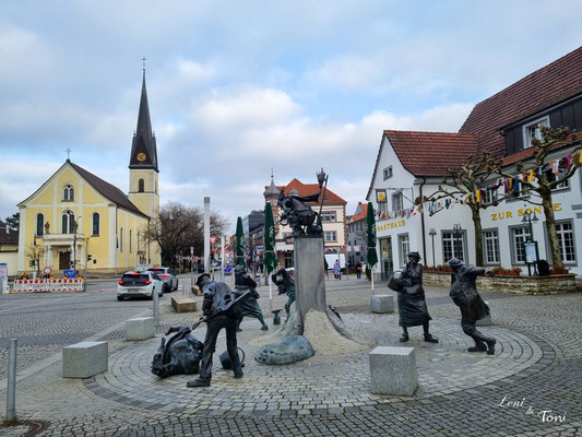 Auf dem Weg in die Innenstadt kommt man am Narrenbrunnen vorbei