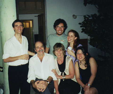 De izquierda a derecha: parados: Pablo Ascúa, Luis Chavez Chavez y Silvina López sentados: Walter, Elvira Alvarez Daneri (su esposa) y Mercecedes, esposa de Luis. En ocasión de un homenaje a Walter, en la Escuela de Música de Paraná, 2004.