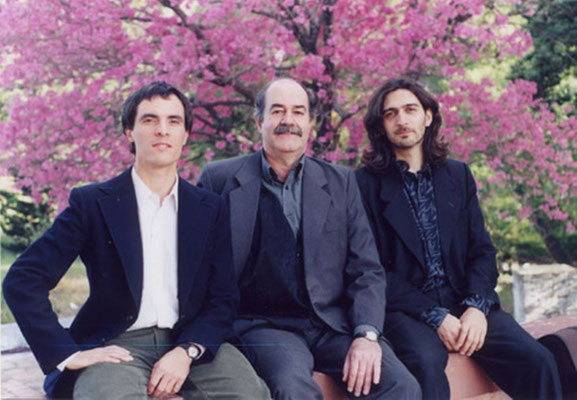 Con Pablo Ascúa (izq.) y Luis Barbiero. Foltografia aparecida en la gráfica de la primer edición de BORGEANA.