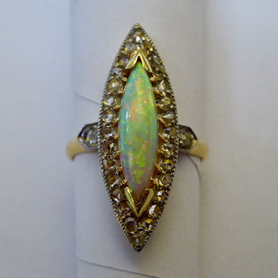 Ring mit Opal, Diamantrosen, Gelbgold & Platin