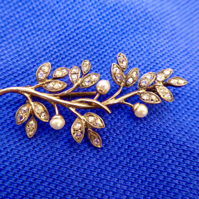 Brosche mit Diamanten, R.Perlen, Rotgold & Silber