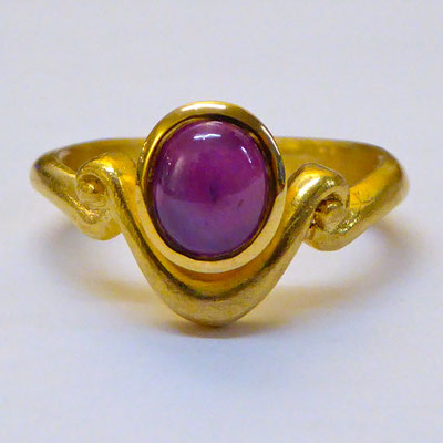 Ring mit Sternrubin, Gelbgold 750 