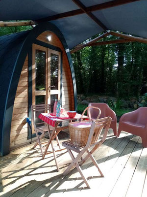 terrasse en bois avec le pdj servi sur la terrasse