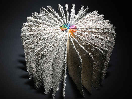 Buchobjekt zur Weltgeschichte Mittelalter. 599 Seiten des Buches Mittelalter geschreddert | Gruppenausstellung der SGBK, Kulturraum Waldenburg, 2024 | Foto: Tom Dischinger