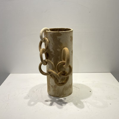UMAMI, Vase mare terre mêlée avec chaine réalisé à la main à Mougins. Disponible Galerie Gabel, Biot, Côte d'Azur