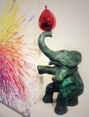 Philippe Berry-"Eléphants et son ballon"- patine verte, ballon rouge-Disponible en H:50cm, H: 80cm, 120cm-sculpture en bronze. Galerie d'art, Biot.