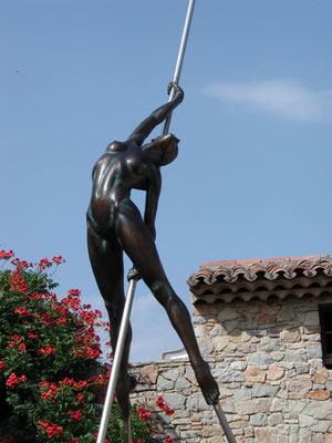 Nicolas Lavarenne- sculptures monumentales en bronze- femme bronze- expo sculpture Biot village+ d'info :0610814790