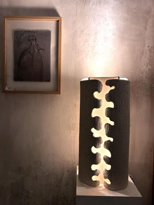 Lampe sculpturale en céramique de Katia Langeard diffusant une lumière à travers des formes organiques