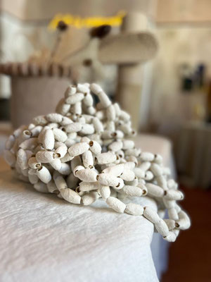 Bénédicte Vallet,  "Parure SPOROS" porcelaine et chanvre tissé. Galerie Gabel, Biot