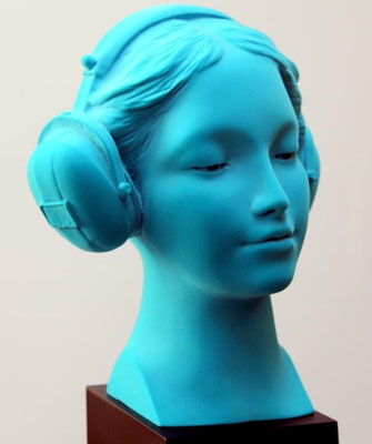 Fabienne Arietti-Vénus Kika-bleu canard-Vénus de la sagesse; ne rien entendre...Epreuve en résine 8 ex. finition  individuelle par l'artiste. galerie d'art Biot