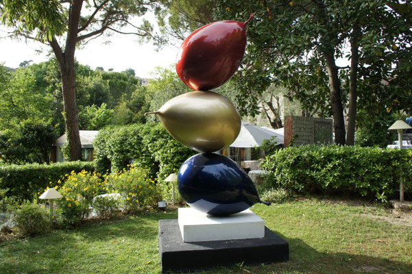 sculpture monumentale de ballons, sculpture colorée, philippe Berry, galerie d'art Antibes, sculpture pour jardin, galerie d'art Monaco