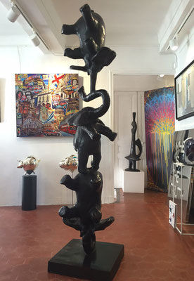 sculpture monumentale totem éléphants, sculpture elephants, philippe Berry, galerie d'art Antibes, sculpture pour jardin, galerie d'art Monaco