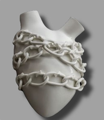 Pastore &Bovina - CHAINS , "Chain of fool" - Coeur en porcelaine - Galerie Gabel - Biot