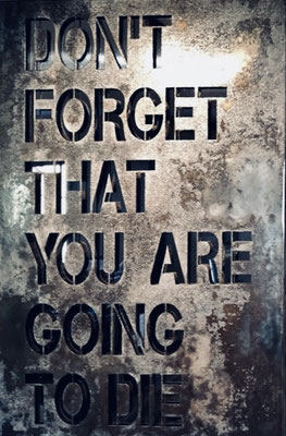 Joseph - Don't forget you are going to die. Plaque d'acier oxydée, vernie, sur inox poli miroir. galerie d'art contemporain Biot. Différents formats sur commande.