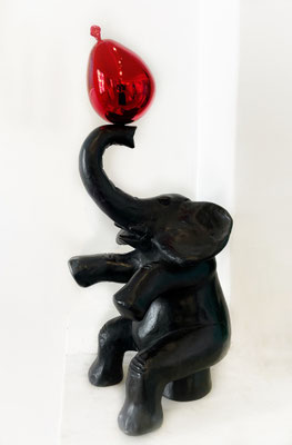 Philippe Berry-"Eléphants et son ballon"- patine noir, ballon rouge- Disponible en H:50cm, H: 80cm, 120cm-sculpture en bronze. Galerie d'art, Biot.
