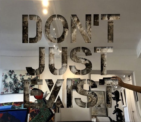 Joseph - DON'T JUST EXIST 68X81cm -  inox poli miroir sur mortier chaulé et pigments- josephartwork