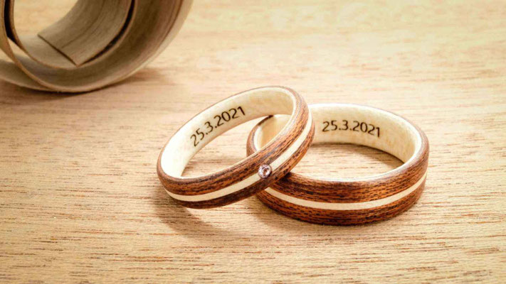 Ringe aus Holz - Mahagoni mit Ahornholz-Inlay.