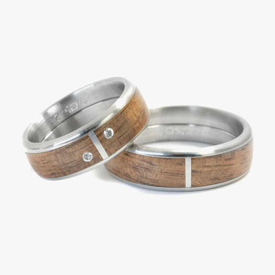 Edelstahlringe mit Walnussholz und Alu-Inlay. Damenring 2 Kristallen. Ringbreite 7mm