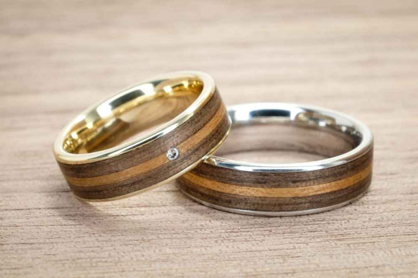 Eheringe aus Gelbgold 750/- & Palladium 950/- mit Nuss & Kirschholz